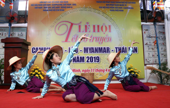Chương trình văn nghệ do các sinh viên người Thái Lan biểu diễn tại lễ hội. (Ảnh: Xuân Khu/TTXVN) Lễ hội Tết cổ truyền Campuchia-Lào-Myanmar-Thái Lan năm 2019 ảnh 2