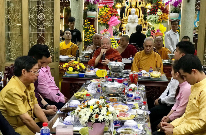 Các đại biểu tham dự Lễ hội thực hiện nghi thức cầu phúc đầu năm. (Ảnh: Xuân Khu/TTXVN) Lễ hội Tết cổ truyền Campuchia-Lào-Myanmar-Thái Lan năm 2019 ảnh 1