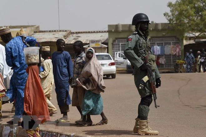 Cảnh sát Nigeria. (Ảnh: AFP/TTXVN) Nigeria: Cướp có vũ trang tấn công các ngôi làng, giết hại 47 người ảnh 1