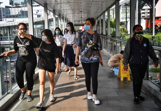 Người dân đeo khẩu trang phòng lây nhiễm COVID-19 tại Bangkok, Thái Lan. ( Ảnh: AFP/TTXVN) Dịch COVID-19 tại Đông Nam Á: Campuchia cách ly 10.000 công nhân ảnh 2