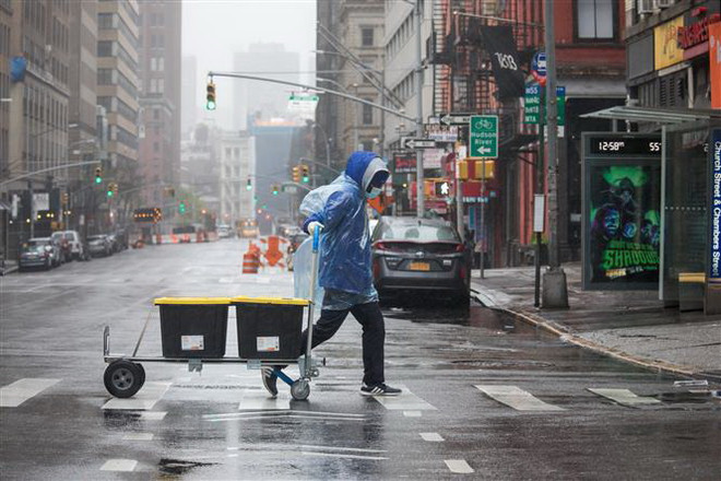 Công nhân chuyển hàng hóa trên đường phố tại New York, Mỹ ngày 13/4/2020 trong bối cảnh dịch COVID-19 lan rộng. (Ảnh: THX/TTXVN) COVID-19: Mỹ cho phép các nhà nhập khẩu chậm nộp thuế 3 tháng ảnh 1
