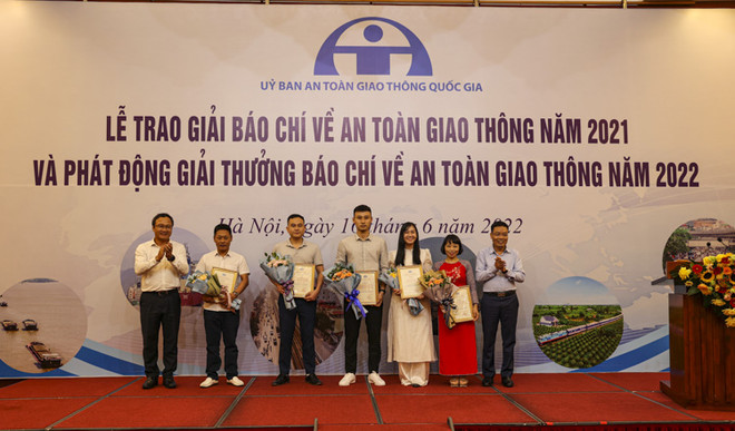 Các tác giả đoạt giải nhì. (Nguồn: Báo Tin tức) Phóng viên TTXVN giành giải nhì Giải báo chí về an toàn giao thông ảnh 1