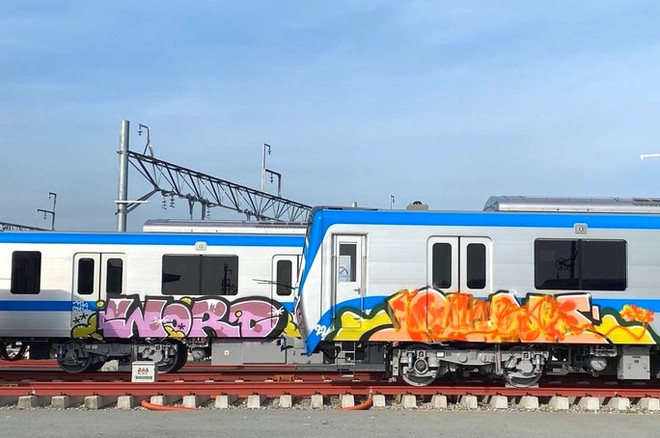 Hai đoàn tàu metro số 1 bị vẽ bậy đã được phục hồi nguyên trạng ảnh 1