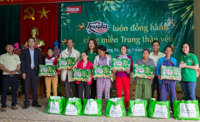 Trao 7.000 phần quà Tết tới các gia đình khó khăn ở miền Trung ảnh 1