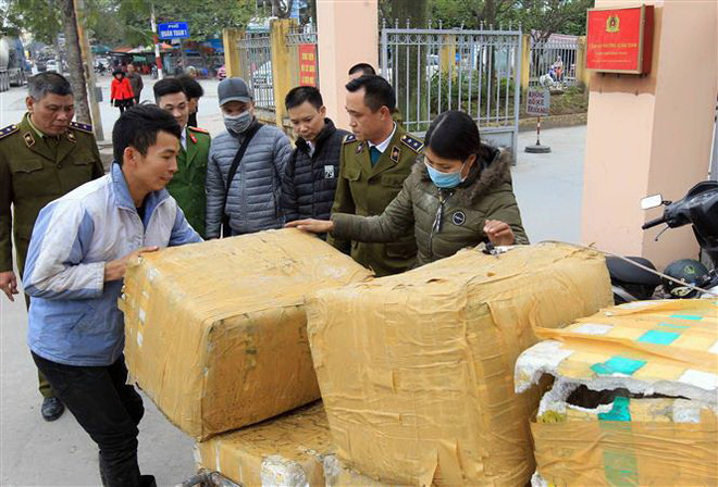 Thu giữ 7 thùng xốp chứa nội tạng động vật bốc mùi hôi thối ảnh 1