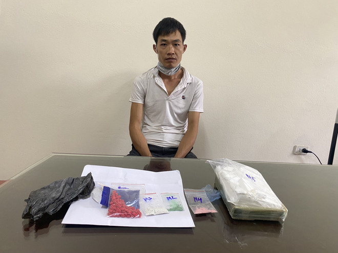 Đối tượng Hoàng Văn Thoa cùng tang vật. (Ảnh TTXVN) Bắt giữ các đối tượng buôn bán ma túy, chống người thi hành công vụ ảnh 1