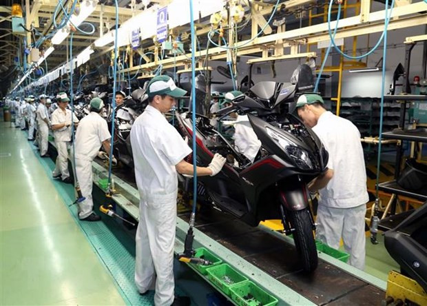Công nhân nhà máy Honda Việt Nam tại Hà Nam. (Ảnh: Đại Nghĩa/TTXVN) Thị trường xe máy Việt Nam: Đua nhau giảm giá liệu có “kích” được cầu? ảnh 1