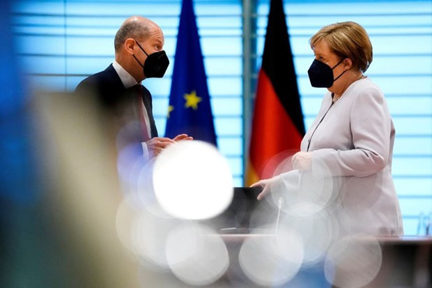 Bộ trưởng Tài chính Olaf Scholz và Thủ tướng Angela Merkel. (Nguồn: Reuters) Bầu cử Đức: Liên minh cầm quyền CDU/CSU thu hẹp khoảng cách với SPD ảnh 1