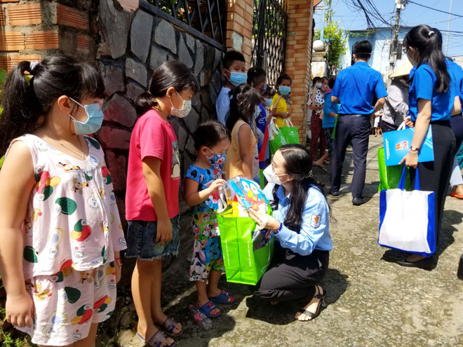 Đoàn thanh niên thành phố thăm hỏi, tặng quà Trung thu cho con em công nhân có hoàn cảnh khó khăn, người lao động tại các khu nhà trọ. (Ảnh: Thanh Vũ/TTXVN) TP.HCM: Nhiều phần quà Trung thu đến với trẻ em khó khăn ảnh 1