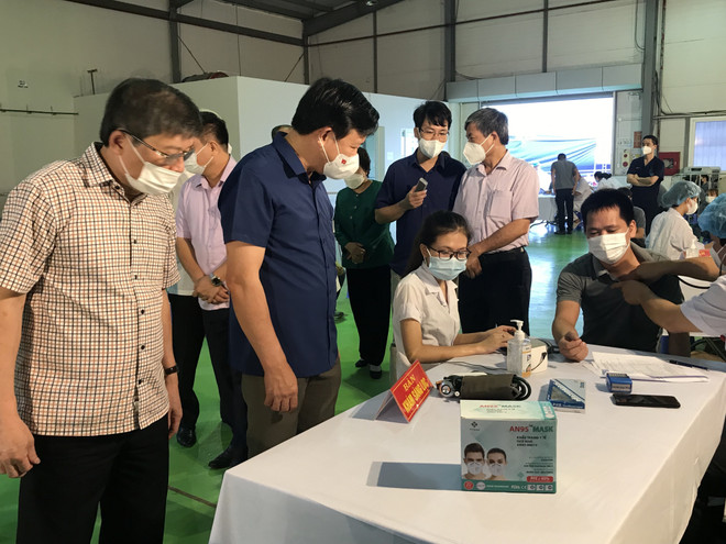 Bí thư Tỉnh ủy Hải Dương Phạm Xuân Thăng kiểm tra công tác khám sàng lọc trước khi tiêm. (Ảnh: Tiến Vĩnh/TTXVN) Hải Dương triển khai tiêm vaccine phòng COVID-19 cho công nhân ảnh 1