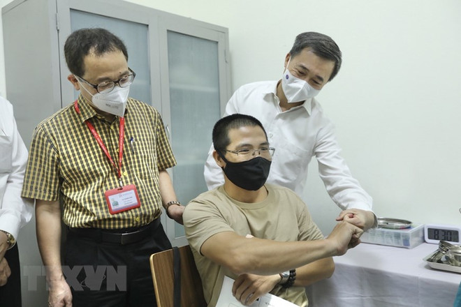 Tình nguyện viên đầu tiên được tiêm thử nghiệm lâm sàng vaccine ARCT-154 phòng COVID-19. (Ảnh: Minh Quyết/TTXVN) Triển khai thử nghiệm lâm sàng vaccine ARCT-154 giai đoạn 2 và 3a ảnh 1