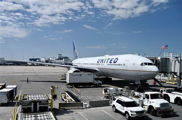 Máy bay của hãng hàng không United Airlines tại sân bay quốc tế Denver, Colorado (Mỹ). (Ảnh: AFP/TTXVN) United Airlines bị kiện do từ chối đề nghị miễn tiêm vaccine ảnh 1