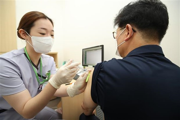 Nhân viên y tế tiêm vaccine ngừa COVID-19 cho người dân tại Seoul (Hàn Quốc). (Ảnh: Yonhap/TTXVN) Hàn Quốc ghi nhận có sự lây nhiễm phức tạp ở khu vực thủ đô ảnh 1