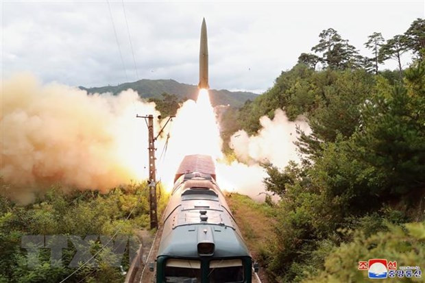 Triều Tiên thử nghiệm hệ thống tên lửa phóng từ tàu hỏa ngày 15/9. (Ảnh: KCNA/TTXVN) Hàn Quốc họp an ninh khẩn cấp sau vụ phóng tên lửa Triều Tiên ảnh 1