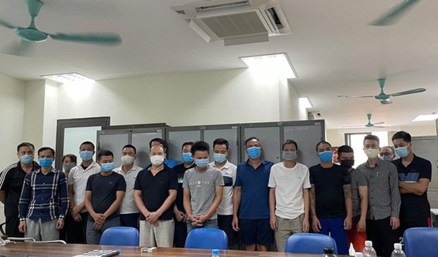 Các đối tượng trong đường dây cá độ bóng đá. (Nguồn: VTV) Triệt phá đường dây cá độ bóng đá qua mạng với giao dịch hơn 200 tỷ ảnh 1