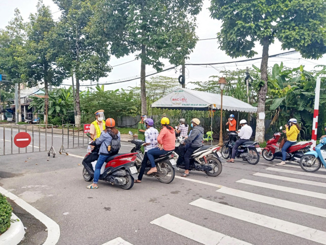 Lực lượng chức năng tỉnh Bạc Liêu kiểm tra nghiêm việc di chuyển cửa người dân trên địa bàn. (Ảnh: Chanh Đa/TTXVN) Điều tra đối tượng phát tán tin sai sự thật về phong tỏa Bạc Liêu ảnh 1