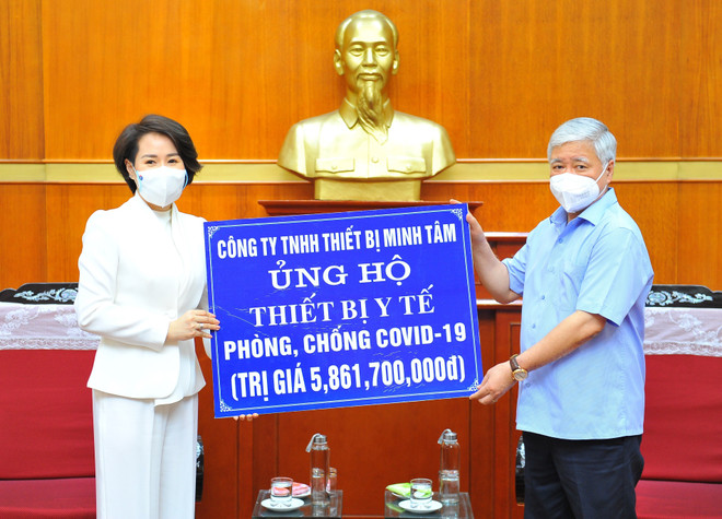 Chủ tịch Ủy ban Trung ương Mặt trận Tổ quốc Việt Nam Việt Nam Đỗ Văn Chiến tiếp nhận tượng trưng số tiền hơn 5 tỷ 800 triệu đồng từ Công ty TNHH Minh Tâm. (Ảnh: Minh Đức /TTXVN) Quỹ vaccine phòng COVID-19 nhận được hơn 8.691 tỷ đồng ảnh 1