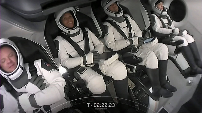 Bốn phi hành gia không chuyên tham gia chuyến bay vào vũ trụ của Tập đoàn Space X. (Ảnh: AFP/TTXVN) Các phi hành gia không chuyên của Inspiration4 trở về Trái Đất an toàn ảnh 1