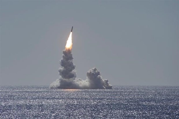 Vụ phóng thử tên lửa Trident II. (Nguồn: The Sun/TTXVN) Mỹ phóng thử tên lửa đạn đạo Trident II ở Đại Tây Dương ảnh 1