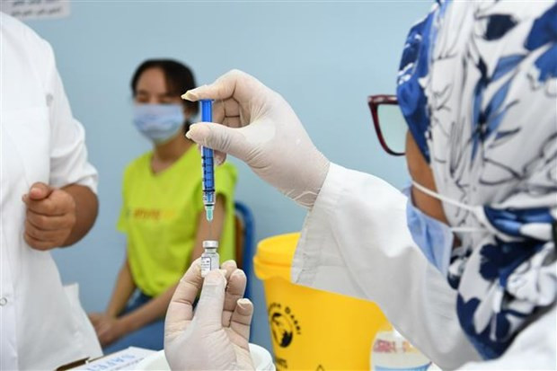 Tiêm vaccine ngừa COVID-19 tại Rabat (Morocco). (Ảnh: THX/TTXVN) Anh bị phê phán kỳ thị đối với các vaccine được tiêm ở Châu Phi ảnh 1
