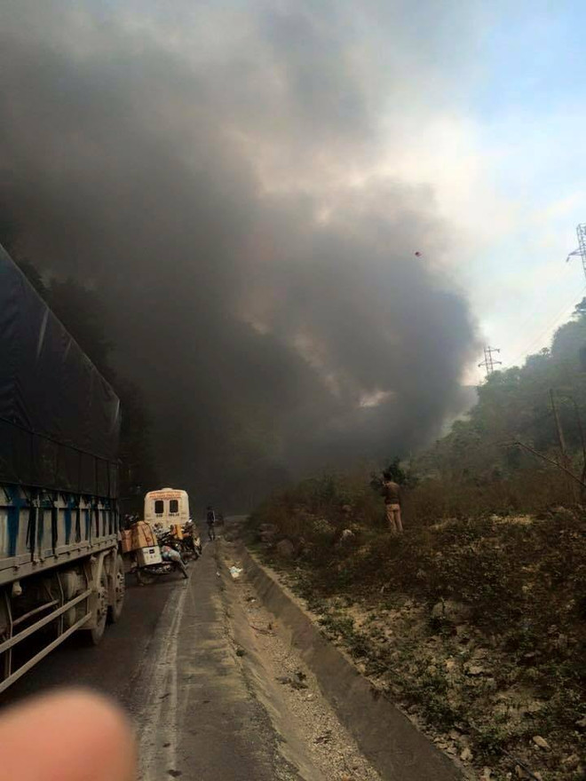 Xe khách va chạm xe bồn làm 2 người chết cháy, 13 người bị thương ảnh 1