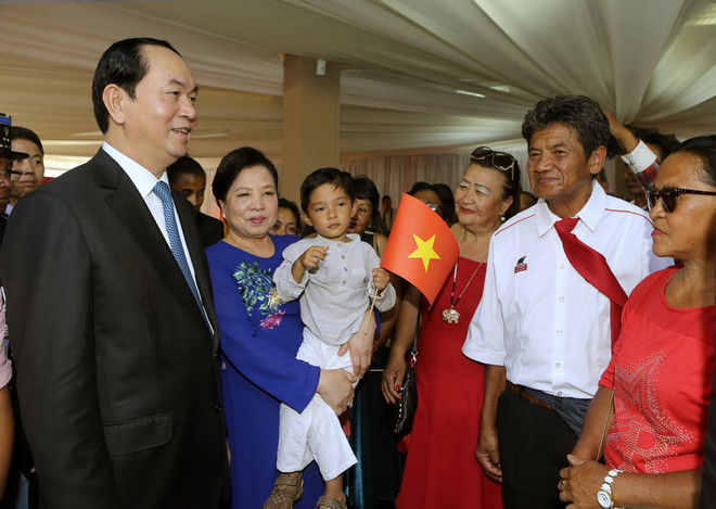 Chủ tịch nước Trần Đại Quang và Phu nhân đến thăm và nói chuyện với cộng đồng người Madagascar gốc Việt. (Ảnh: Nhan Sáng/TTXVN) Chủ tịch nước Trần Đại Quang hội đàm với Tổng thống Madagascar ảnh 2
