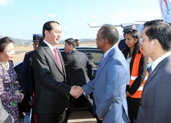 Các quan chức Chính phủ Madagascar cùng Ban tổ chức Hội nghị Cấp cao Pháp ngữ đón Chủ tịch nước Trần Đại Quang và Phu nhân tại sân bay quốc tế Ivato. (Ảnh: Nhan Sáng/TTXVN) Chủ tịch nước Trần Đại Quang hội đàm với Tổng thống Madagascar ảnh 1