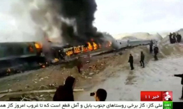 Hai toa tàu bốc cháy. (Nguồn: Reuters) Số người thương vong trong vụ tai nạn tàu hỏa tại Iran tăng cao ảnh 1