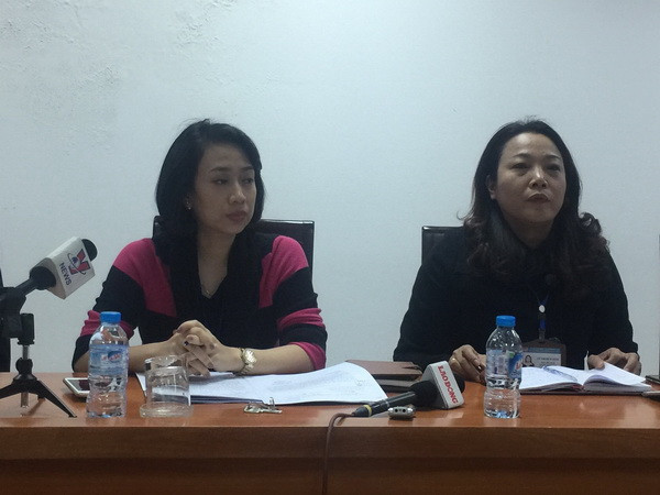Bà Nguyễn Thị Thanh Hằng, Chánh văn phòng Ủy ban Nhân dân quận Long Biên (áo đỏ đen), thông tin về việc tạm dừng cải tạo nghĩa trang Bãi Xém. (Ảnh: Văn Thắng/Vietnam+) Hà Nội: Quận Long Biên tạm dừng cải tạo nghĩa trang Bãi Xém ảnh 1