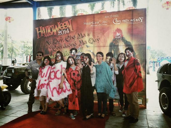 Các bạn trẻ cho biết đang rất hào hứng và mong chờ sự kiện. (Ảnh: X.Mai/Vietnam+) Halloween 2014 Hồ Tây: “Xế quỷ, chợ ma và con đường ma quỷ” ảnh 2