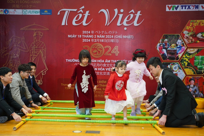 Giao lưu múa sạp tại Lễ hội. (Ảnh: Phạm Tuân/TTXVN) ttxvn_tet viet 2.jpg