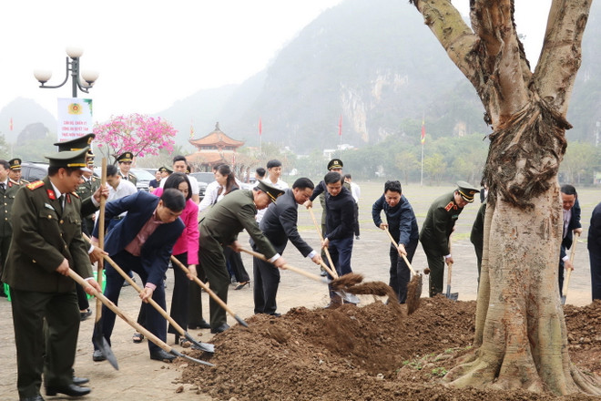Các đại biểu trồng cây bồ đề tại Di tích Quốc gia Đặc biệt Cố đô Hoa Lư, xã Trường Yên, huyện Hoa Lư, tỉnh Ninh Bình. (Ảnh: Đức Phương/TTXVN) ttxvn_tet trong cay bo cong an 2.jpg