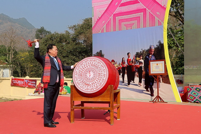 Ông Nguyễn Phi Long, Bí thư Tỉnh ủy Hòa Bình, đánh trống khai hội Xên Mường. (Ảnh: Thanh Hải/TTXVN) ttxvn_xen muong.jpg