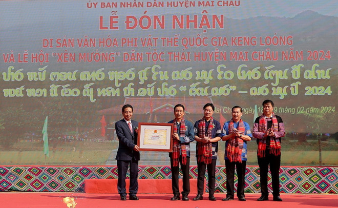 Thứ trưởng Bộ Văn hóa, Thể thao và Du lịch Hoàng Đạo Cương trao Chứng nhận Di sản Văn hóa Phi vật thể Quốc gia Keng Loóng cho huyện Mai Châu. (Ảnh: Thanh Hải/TTXVN) ttxvn_keeng loong.jpg