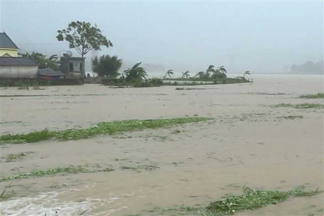 Nước lên cao làm ngập cánh đồng, đường giao thông tại huyện miền núi Thạch Thành. (Ảnh: Đình Nam/TTXVN) Mưa to do bão số 4 gây ngập lụt nhiều khu vực miền núi tỉnh Thanh Hóa ảnh 1