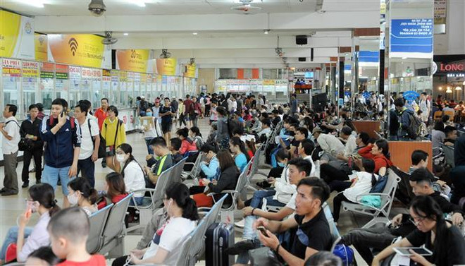 Chiều 30/8, hành khánh tập trung rất đông về Bến xe Miền Đông để chờ đến giờ xuất bến. (Ảnh: Tiến Lực/TTXVN) Nhiều người dân rời TP Hồ Chí Minh bắt đầu kỳ nghỉ lễ Quốc khánh ảnh 1