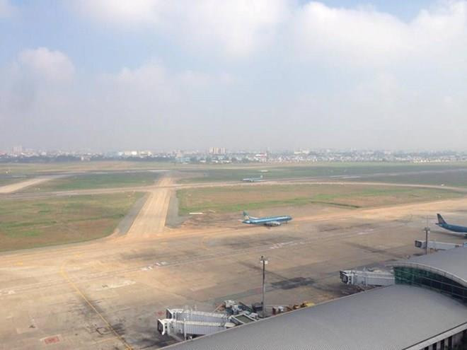 Đường băng Nội Bài xuống cấp, có thể phải dừng khai thác bất cứ lúc nào. (Nguồn: Vietnam+) Báo cáo Thủ tướng về tình trạng đường băng sân bay Nội Bài xuống cấp ảnh 1