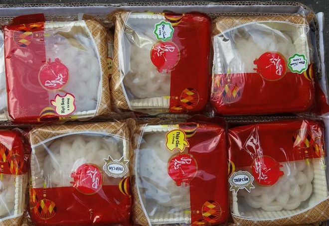 Bánh Trung Thu '4 không': không nhãn mác, xuất xứ, không ngày sản xuất, không hạn sử dụng bán tại chợ Nhị Thiên Đường, quận 8, Thành phố Hồ Chí Minh. (Ảnh: Đinh Hằng/TTXVN) Bánh Trung Thu giá rẻ tràn lan: Lo ngại vấn đề an toàn thực phẩm ảnh 2