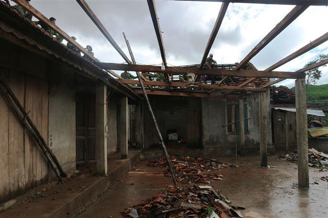 Lốc xoáy ở Hà Tĩnh làm tốc mái 41 nhà dân, đổ 11 cột điện ảnh 1