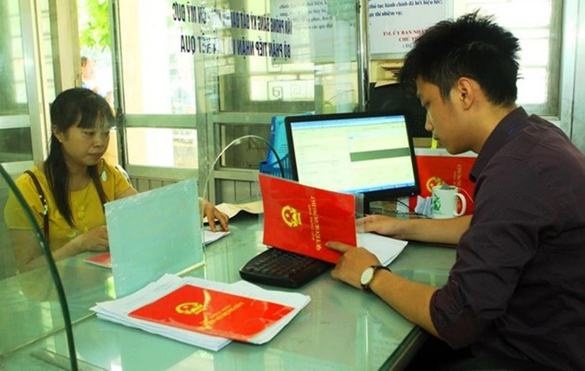 Làm thủ tục để được cấp sổ đỏ. (Ảnh minh họa. Nguồn: TTXVN) Vụ cấp nhầm hàng trăm 'sổ đỏ': Sẽ kiểm điểm cả người đã về hưu ảnh 1