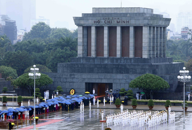 Các đại biểu Quốc hội vào Lăng viếng Chủ tịch Hồ Chí Minh. (Ảnh: An Đăng/TTXVN) Tạm ngừng tổ chức lễ viếng Chủ tịch Hồ Chí Minh từ ngày 12/6 ảnh 1