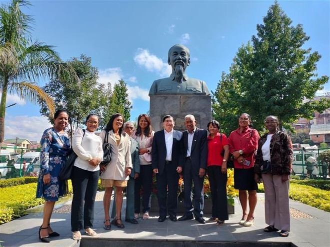 Đại sứ Phạm Hoàng Kim cùng đại diện cộng đồng người Madagascar gốc Việt dâng hương tưởng niệm Hồ Chủ tịch tại Quảng trường Hồ Chí Minh ở thủ đô Antananarivo. (Ảnh: Hoàng Minh/TTXVN) Madagascar mong muốn thúc đẩy quan hệ hợp tác hữu nghị với Việt Nam ảnh 2