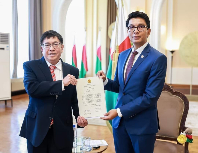 Đại sứ Việt Nam tại Mozambique kiêm nhiệm Madagascar Phạm Hoàng Kim trình Thư ủy nhiệm lên Tổng thống Andry Rajoelina. (Ảnh: Hoàng Minh/TTXVN) Madagascar mong muốn thúc đẩy quan hệ hợp tác hữu nghị với Việt Nam ảnh 1