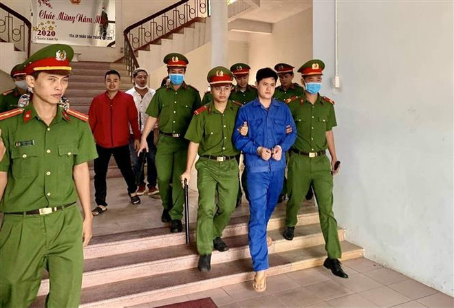 Dẫn giải bị cáo Lê Quang Huy Phương tại phiên tòa xét xử sơ thẩm. (Ảnh: Mai Trang/TTXVN) Xử phạt bác sỹ hiếp dâm nữ điều dưỡng viên 6 năm 8 tháng tù giam ảnh 1