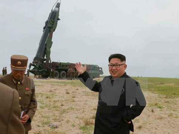 Nhà lãnh đạo Triều Tiên Kim Jong-un thị sát một vụ phóng thử tên lửa tầm trung Musudan tại thành phố Wonsan ở bờ biển phía đông Triều Tiên. (Ảnh: Yonhap/TTXVN) Nhìn lại thế giới năm 2016: Bán đảo Triều Tiên không hạ nhiệt ảnh 2