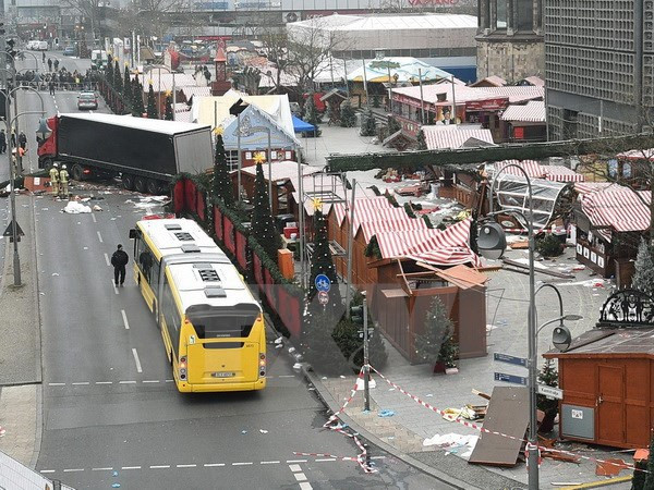 Hiện trường vụ đâm xe tải tại chợ Giáng sinh Breitscheidplatz. (Ảnh: EPA/TTXVN) Đức bắt thêm một người Tunisia liên quan kẻ tấn công bằng xe tải ảnh 1