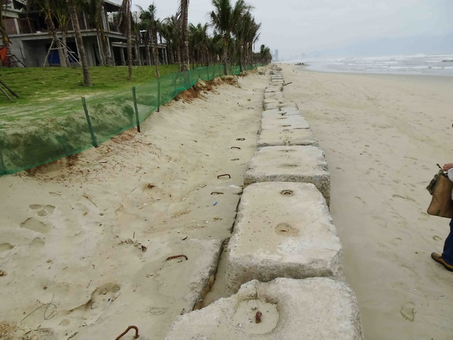 [Photo] Sạt lở bờ biển dài gần 300 mét tại bãi tắm ở Đà Nẵng ảnh 1