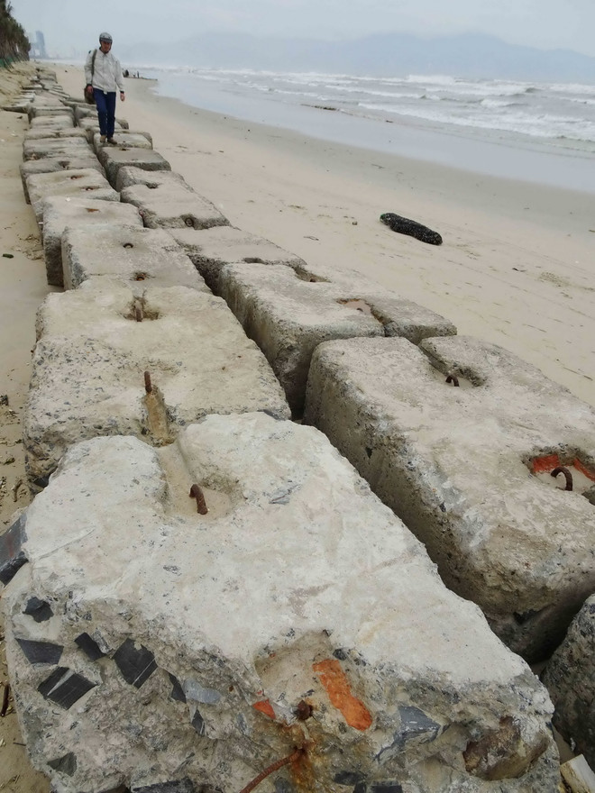 [Photo] Sạt lở bờ biển dài gần 300 mét tại bãi tắm ở Đà Nẵng ảnh 3