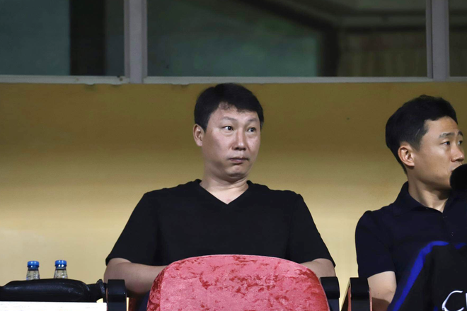 Tân huấn luyện viên Kim Sang-sik tích cực dự khán các trận đấu tại V-League nhằm tìm ra những lựa chọn chất lượng nhất cho Đội tuyển Việt Nam. (Ảnh: Việt Anh/Vietnam+) vnp_2.png