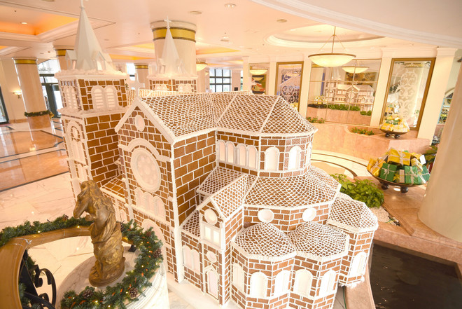 Độc đáo mô hình Nhà thờ Đức Bà phủ bánh quy gừng giữa lòng Hà Nội ảnh 1